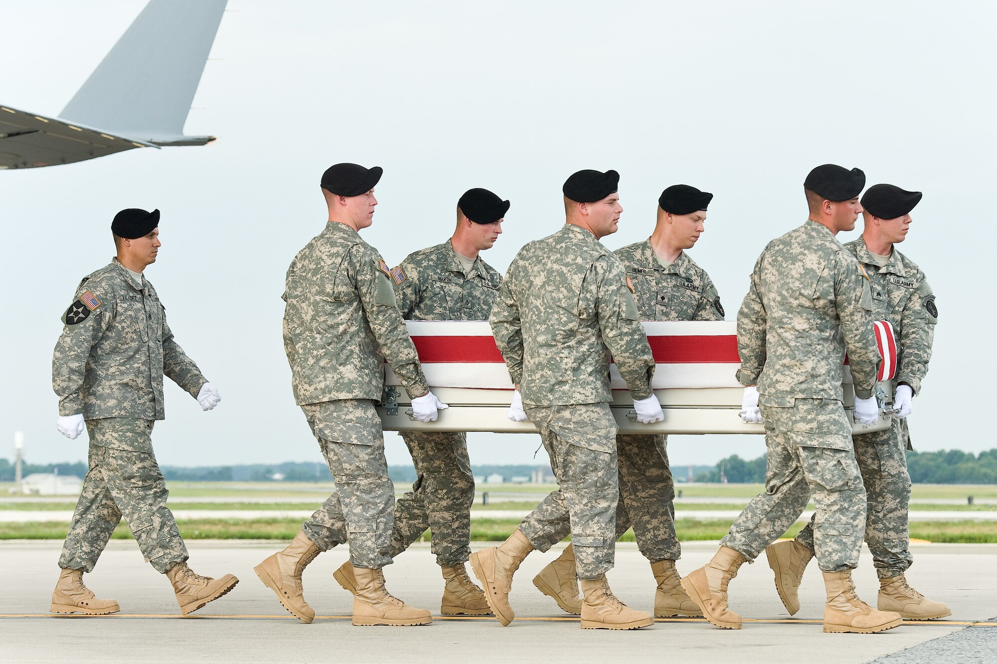 A U.S. Army carry team transfers the remains of Army Sgt. James L. Skalberg Jr., of Cullman, Ala., at Dover Air Force Base, Del., June 30, 2012. Skalberg was assigned to the 4th Battalion, 1st Brigade, 1st Field Artillery Regiment, 3rd Brigade Combat Team, 1st Armored Division, Fort Bliss, Texas. (U.S. Air Force photo/Roland Balik)
