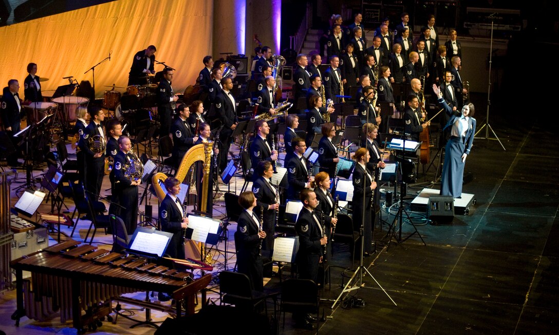 Second Lt. Shanti Noland, United States Air Force Band conductor, and USAF Band take a bow during the 47th Annual Guest Artist Series at Daughters of American Revolution Constitution Hall in Washington, D.C. on Feb. 26. (Photo/Bobby Jones)
