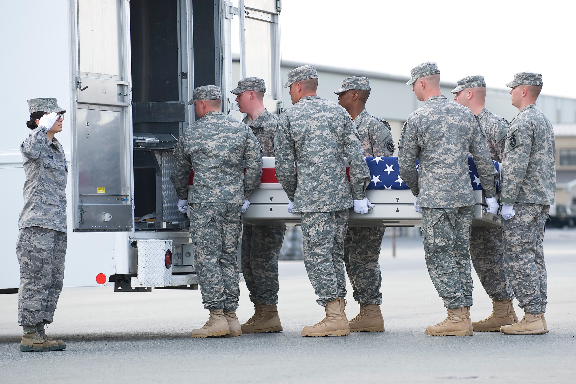 A U.S. Army carry team transfers the remains of Army Staff Sgt. Jordan L. Bear of Denver, Colo., at Dover Air Force Base, Del., March 3, 2012. Bear was assigned to the 2nd Battalion, 508th Parachute Infantry Regiment, 4th Brigade Combat Team, 82nd Airborne Division, Fort Bragg, N.C. (U.S. Air Force photo/Adrian R. Rowan)
