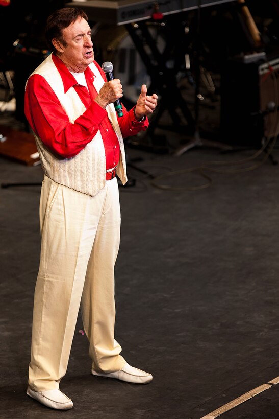 HONOLULU-Honorary Marine Corporal Jim Nabors sings “Silent Night” at the Fourth Annual Na Mele o na Keiki (music for the children) Holiday Concert at the Blaisdell Center here Dec. 1. Nabors, well known for his role as “Gomer Pyle,” was made an honorary Marine corporal in 2007.