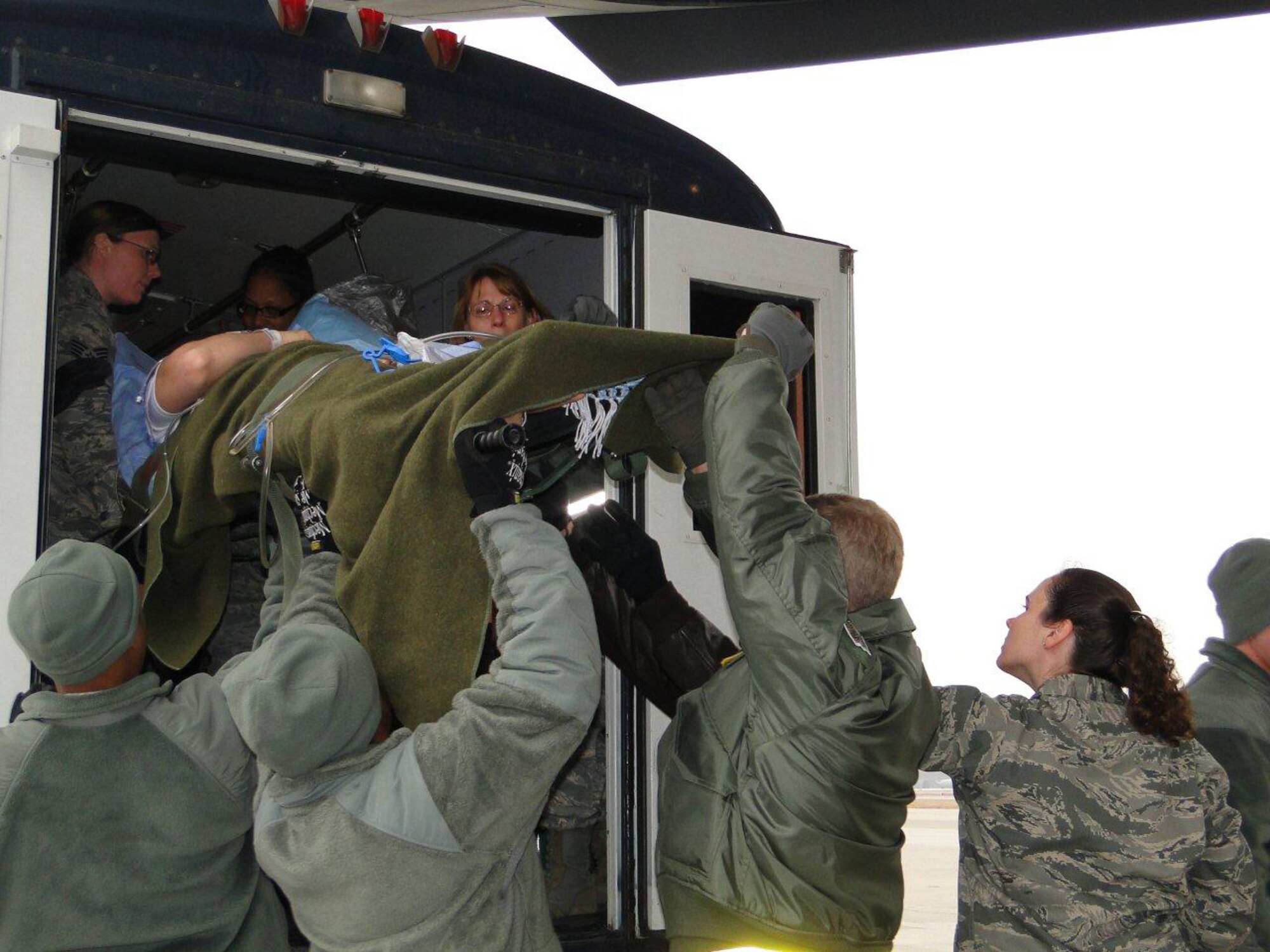Lt. Col. Stephanie Shaw, 920th Rescue Wing executive officer, Patrick Air Force Base, Fla., assists deployed medical Reservists from the 920th RQW, during a visit to Ramstein Air Base, Germany with wing leadership to observe them in action. According to wing leaders, members of the 920th Aeromedical Staging Squadron are providing a high-level of care to wounded warriors who come through their facility. (Courtesy photo)