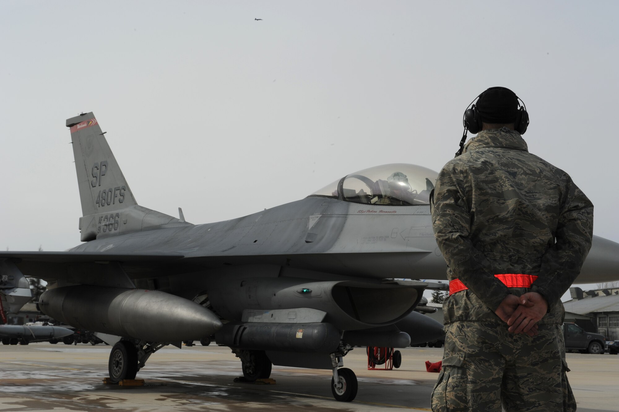 KONYA, Turkey -- Airman 1st Class Kenneth McNett, 52nd Aircraft Maintenance Squadron crew chief, prepares to taxi an F-16 Fighting Falcon to the staging area during exercise Anatolian Falcon 2012. During the bilateral training exercise the squadron will fly missions including air interdiction, attack, air superiority, defense suppression, airlift, air refueling and reconnaissance. (U.S. Air Force photo/Staff Sgt. Benjamin Wilson)