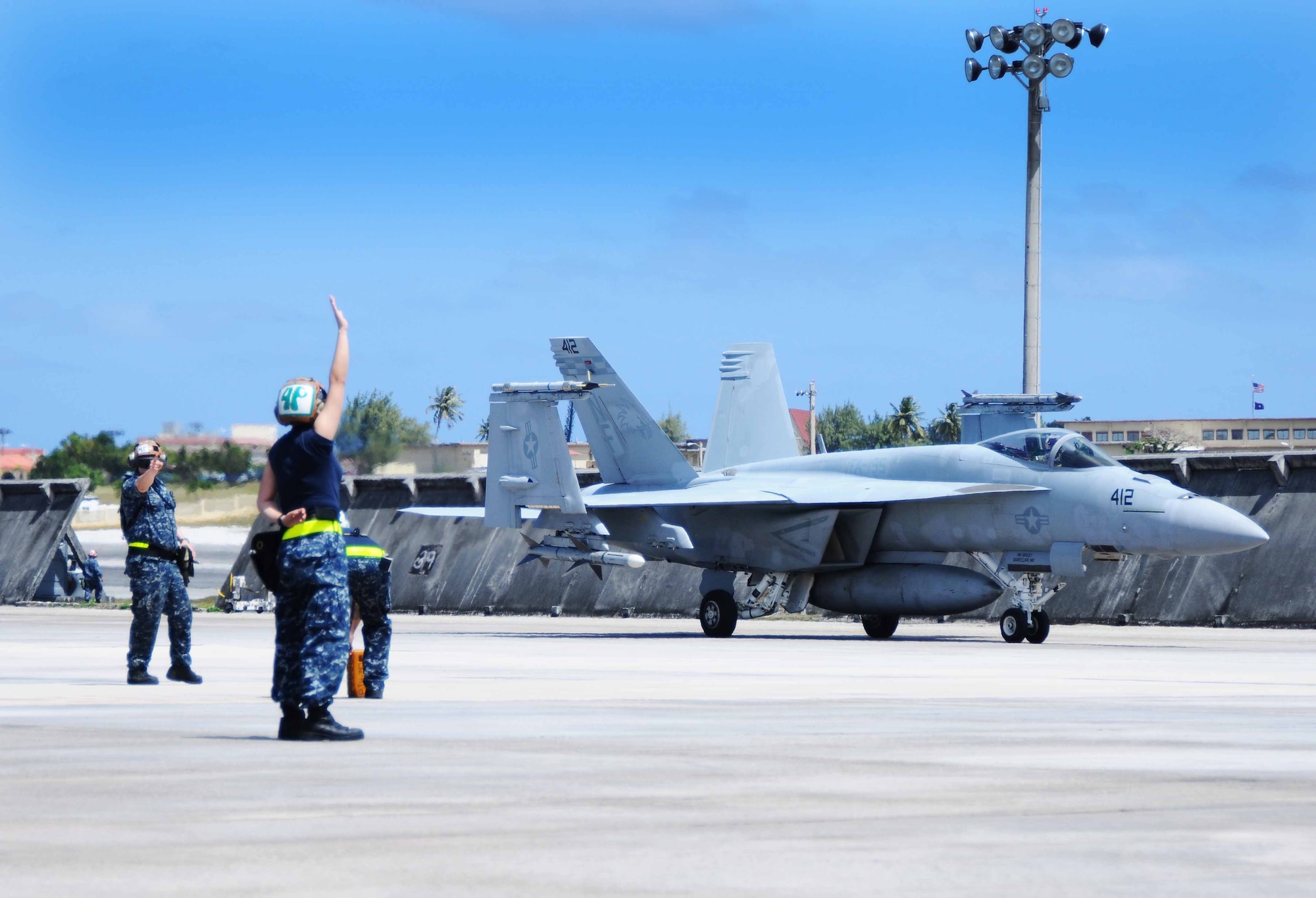 ANDERSEN AIR FORCE BASE, Guam - A F-18 from Carrier Air Wing Five, Strike
Fighter Squadron 195 taxis to its parking spot after returning from a
sortie, during the Strike Fighter Advanced Readiness Program, March 19. The
program allows pilots to maintain their air to air and air to ground
capabilities proficient. (U.S. Air Force photo/Senior Airman Carlin Leslie)
