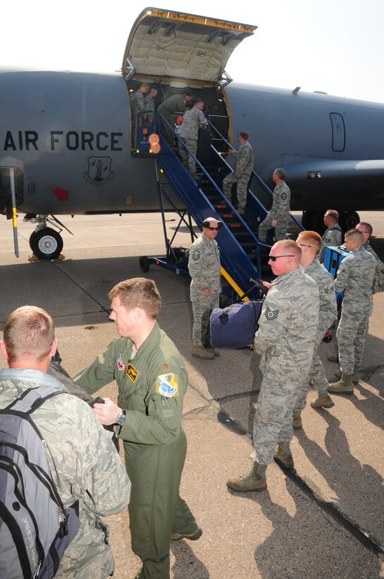 Members of the 148th Fighter Wing unload bagage after returning from Nellis Air Force Base, Nevada, Mar. 17, 2012. The 148th participated in Red Flag, a final exercise at the tail end of the 148th’s conversion to the Block 50 F-16 from Feb. 27 to Mar. 16. (National Guard photo by Tech. Sgt. Brett Ewald.)