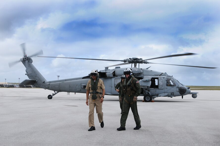 ANDERSEN AIR FORCE BASE, Guam- Adm. Cecil Haney, U.S. Pacific Fleet
commander, meets with AD3 (AW) Edward Cayanan, AD1(AW) Sheldrick Rogers and
ADAN(AN) Diana Umbarila from HSC-25 during his visit to Team Andersen, March
23. Admiral Haney is visiting Guam to meet the Sailors and Airmen of Joint
Region Marianas. (U.S. Air Force photo/ Senior Airman Carlin Leslie)

