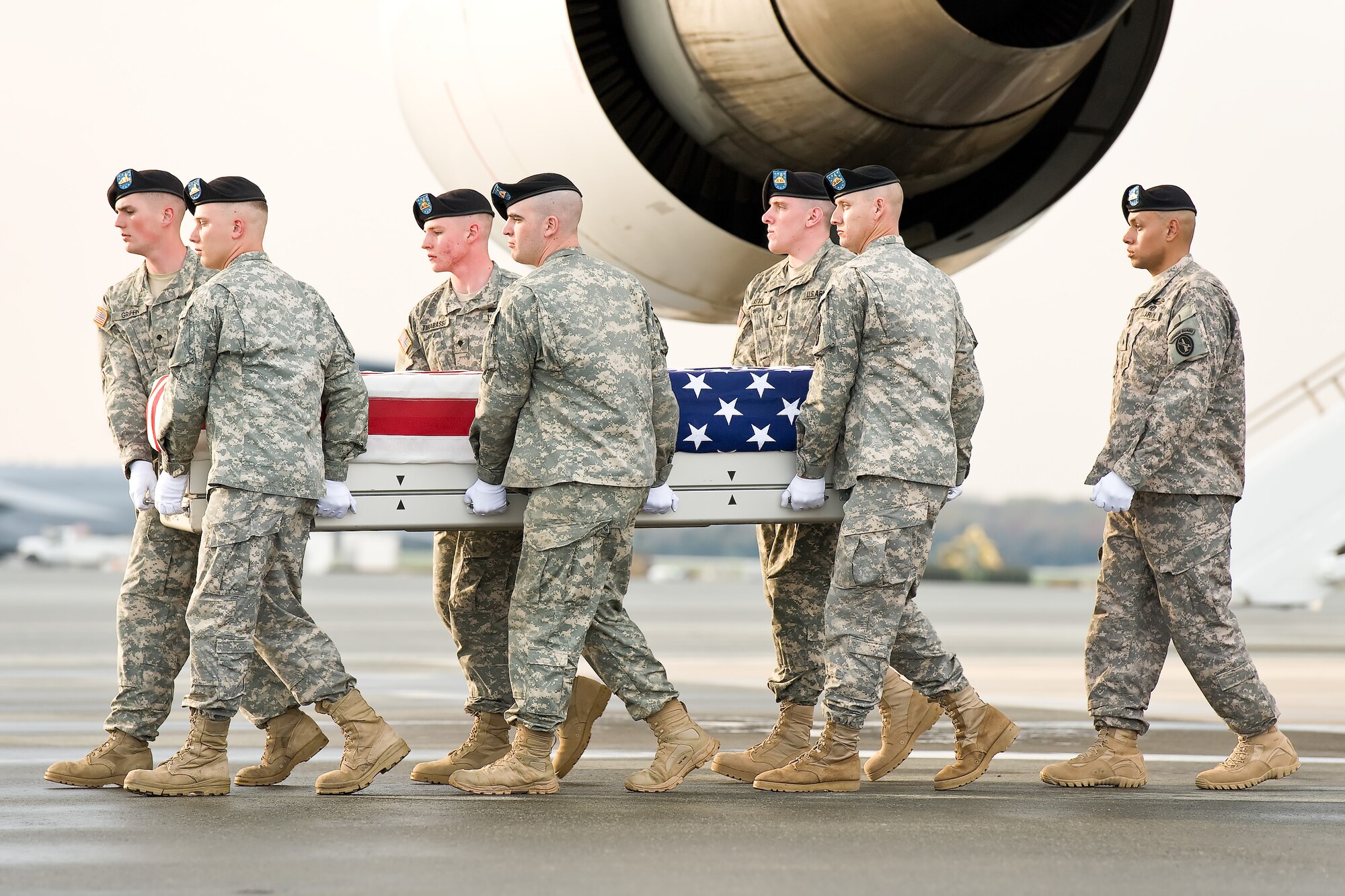 A U.S. Army carry team transfers the remains of Army Staff Sgt. William R. Wilson III, of Getzville, N.Y., at Dover Air Force Base, Del., March 28, 2012. Wilson was assigned to the 2nd Battalion, 28th Infantry Regiment, 172nd Infantry Brigade, Grafenwoehr, Germany. (U.S. Air Force photo/Roland Balik)
