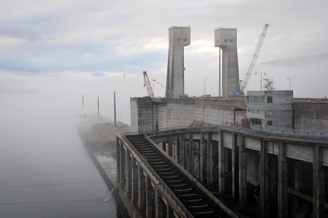 A morning view of John Day Dam during the gate installation.