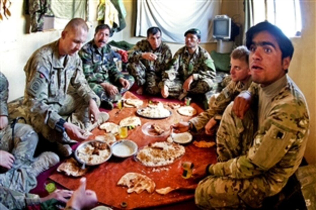 U.S. paratroopers join Afghan soldiers in a traditional Afghan lunch following a combined clearing operation in Afghanistan's Ghazni province, April 29, 2012.