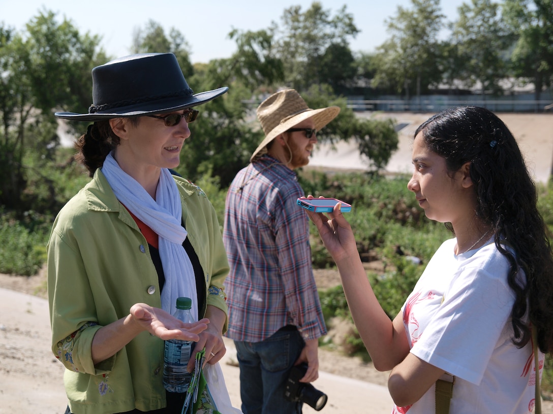 Chief of Planning Division Josephine Axt (left) joined the Friends of the LA River’s 23rd Annual La Gran Limpieza: The Great Los Angeles River CleanUp on April 28. In all 4,000 volunteers spread out over 15 community sites to remove tons of debris from the river’s channel.