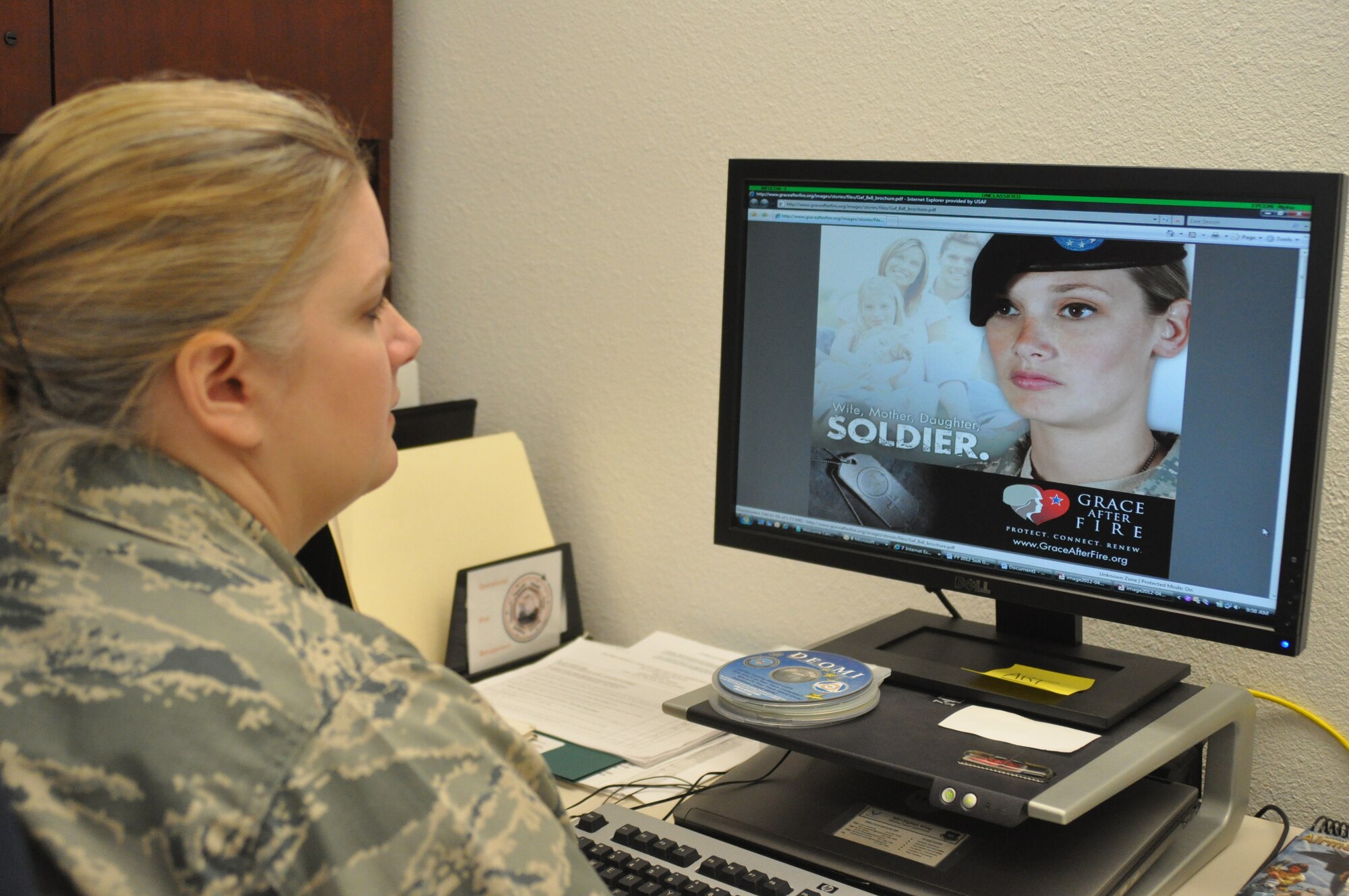 Major Lynda Parrack, 301st Fighter Wing Equal Opportunity director, explores the website of Grace After Fire. Grace is designed to serve female veterans from all eras and branches of military service, not just those returning from today’s overseas deployments. (U.S. Air Force photo/Staff Sgt. Chris Bolen)
