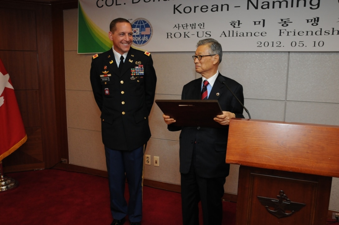 SEOUL, Koria — Suh Jin-Sup (right), Chairman of the ROK-U.S. Alliance Friendship Association, conferred Col. Donald E. Degidio, Jr., Commander of the U.S. Army Corps of Engineers Far East District, with the name Jeon Taek-Hee May 10 at the Korea Ministry of National Defense.  The family name Jeon rhymes with Degidio’s shortened first name, Don.  Taek-Hee translates as “Shining House.”  