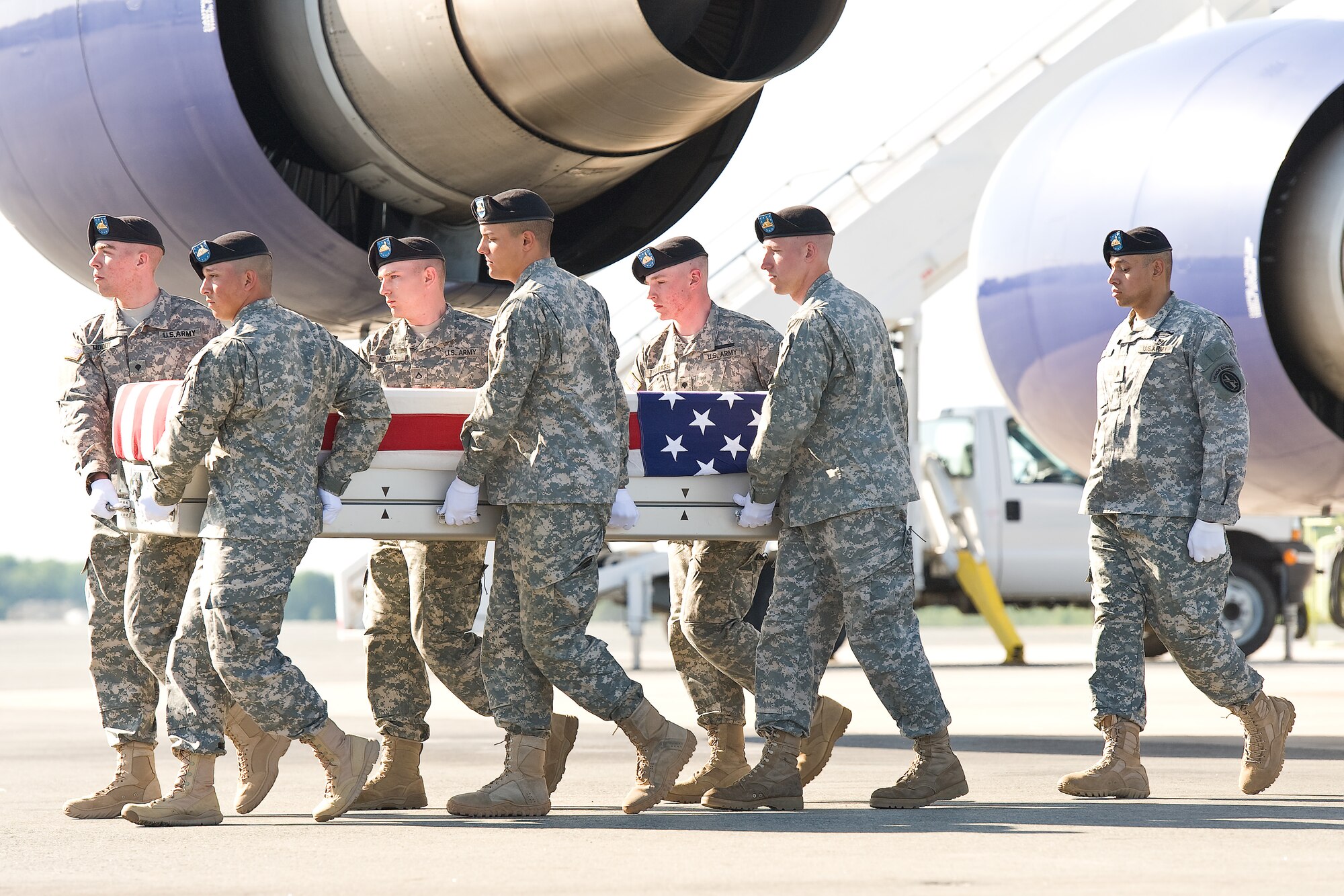 A U.S. Army carry team transfers the remains of Army Sgt. Michael J. Knapp, of Overland Park, Kan., at Dover Air Force Base, Del., May 19, 2012. Knapp was assigned to the 1st Battalion, 377th Field Artillery Regiment, 4th Brigade Combat Team, Fort Lewis, Wash. (U.S. Air Force photo/Roland Balik)
