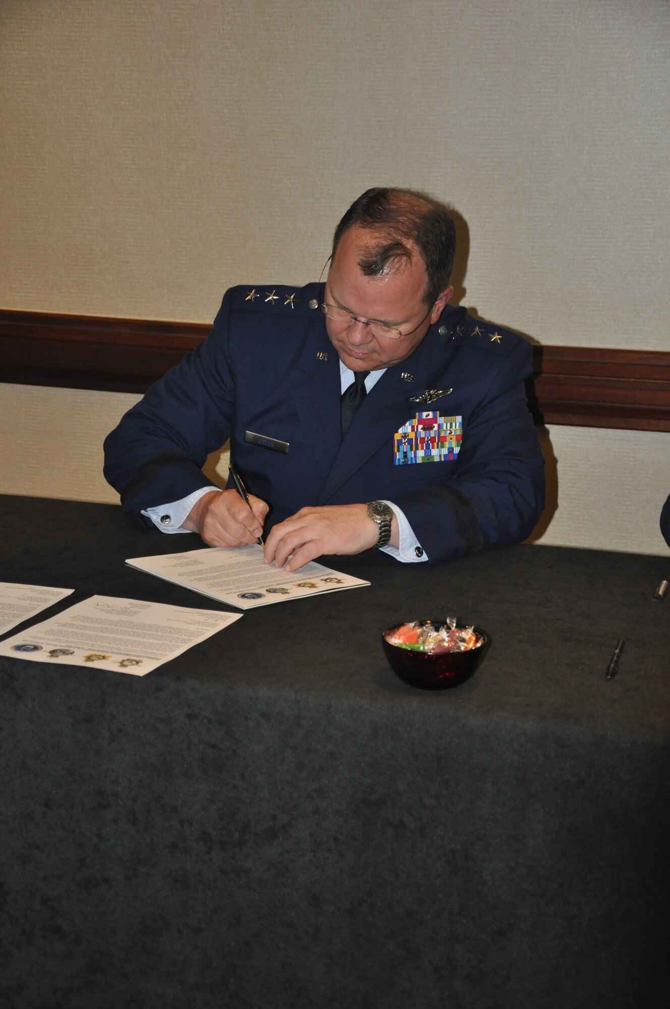 Lt. Gen. (Dr.) Charles B. Green, U.S. Air Force Surgeon General, along with the surgeons general of Australia, Canada and Great Britain, signed an international “Interfly” Proclamation of Understanding on May 14 during the Aerospace Medical Association Conference in Atlanta, Georgia.  (Photo by Pam Day)