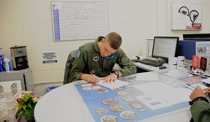 Capt. Andrew Pellegrin briefing a student before a flight at Sheppard Air Force Base. Pellegrin’s last flight was a formation solo. (U.S. Air Force photo/2nd Lt. Jerred Moon)