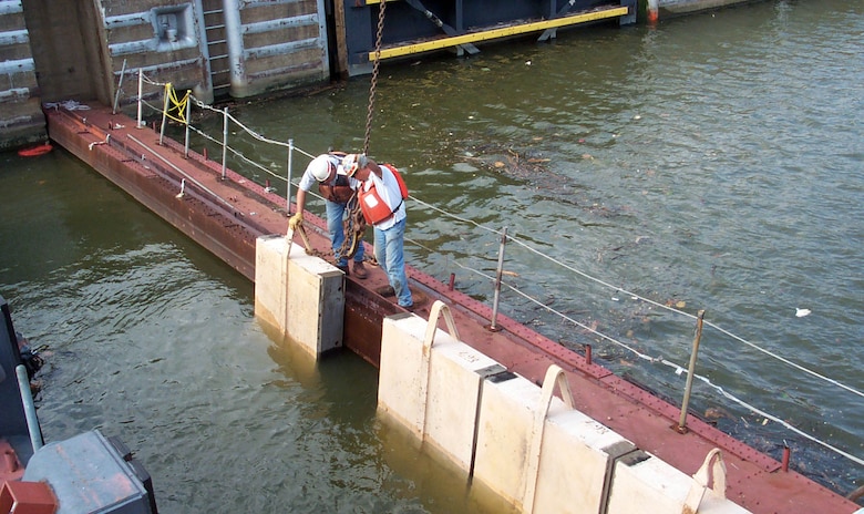 PENNSYLVANIA — The U.S. Army Corps of Engineers Pittsburgh District Repair Party installs a needle dam at Montgomery Locks and Dam on the Ohio River near Monaca, Pa.