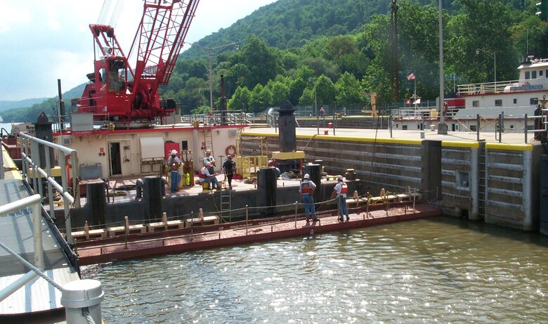 PENNSYLVANIA — The U.S. Army Corps of Engineers Pittsburgh District Repair Party installs a needle dam at Montgomery Locks and Dam on the Ohio River near Monaca, Pa.