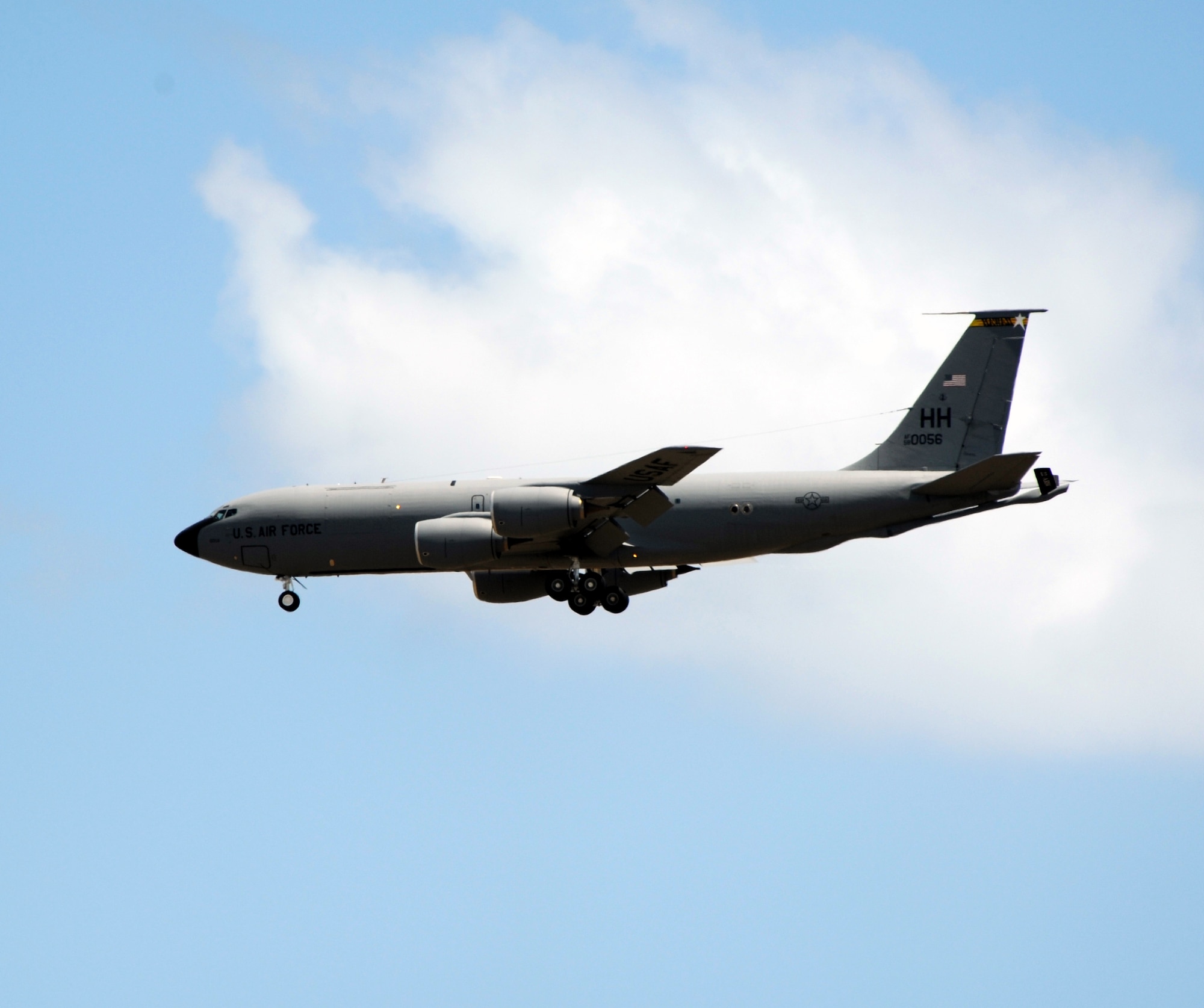 A 96th Air Refueling Squadron KC-135 Stratotanker
carrying Col. Joe Dague, 15th Wing vice commander, prepares to land at Joint
Base Pearl Harbor-Hickam, Hawaii, during his "fini flight" May 23. Dague, a
master navigator with more than 2,900 flight hours, has been the 15th Wing
vice commander since June 2010. (U.S. Air Force photo by Capt. Ben
Sakrisson)