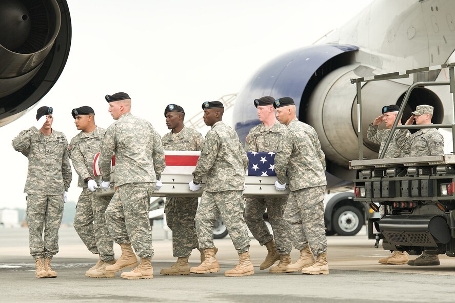 A U.S. Army carry team transfers the remains of Army Chief Warrant Officer Five John C. Pratt, of Springfield, Va., at Dover Air Force Base, Del., May 30, 2012. Pratt was assigned to the 12th Combat Aviation Brigade, Ansbach-Katterbach, Germany. (U.S. Air Force photo/Roland Balik)