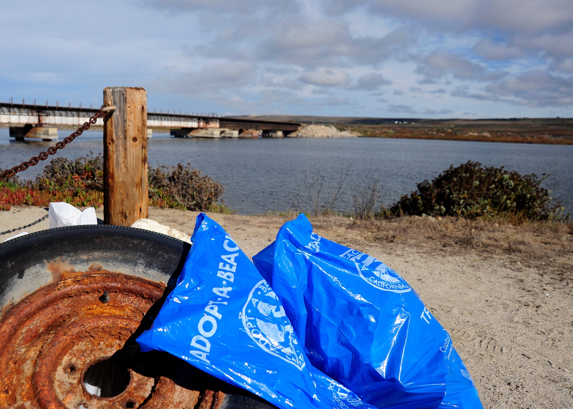 VANDENBERG AIR FORCE BASE, Calif. -- Volunteers from Vandenberg meet at Ocean Park for an organized beach cleanup trash and recyclables Thursday, Nov. 1, 2012. (U.S. Air Force Photo/Michael Peterson)