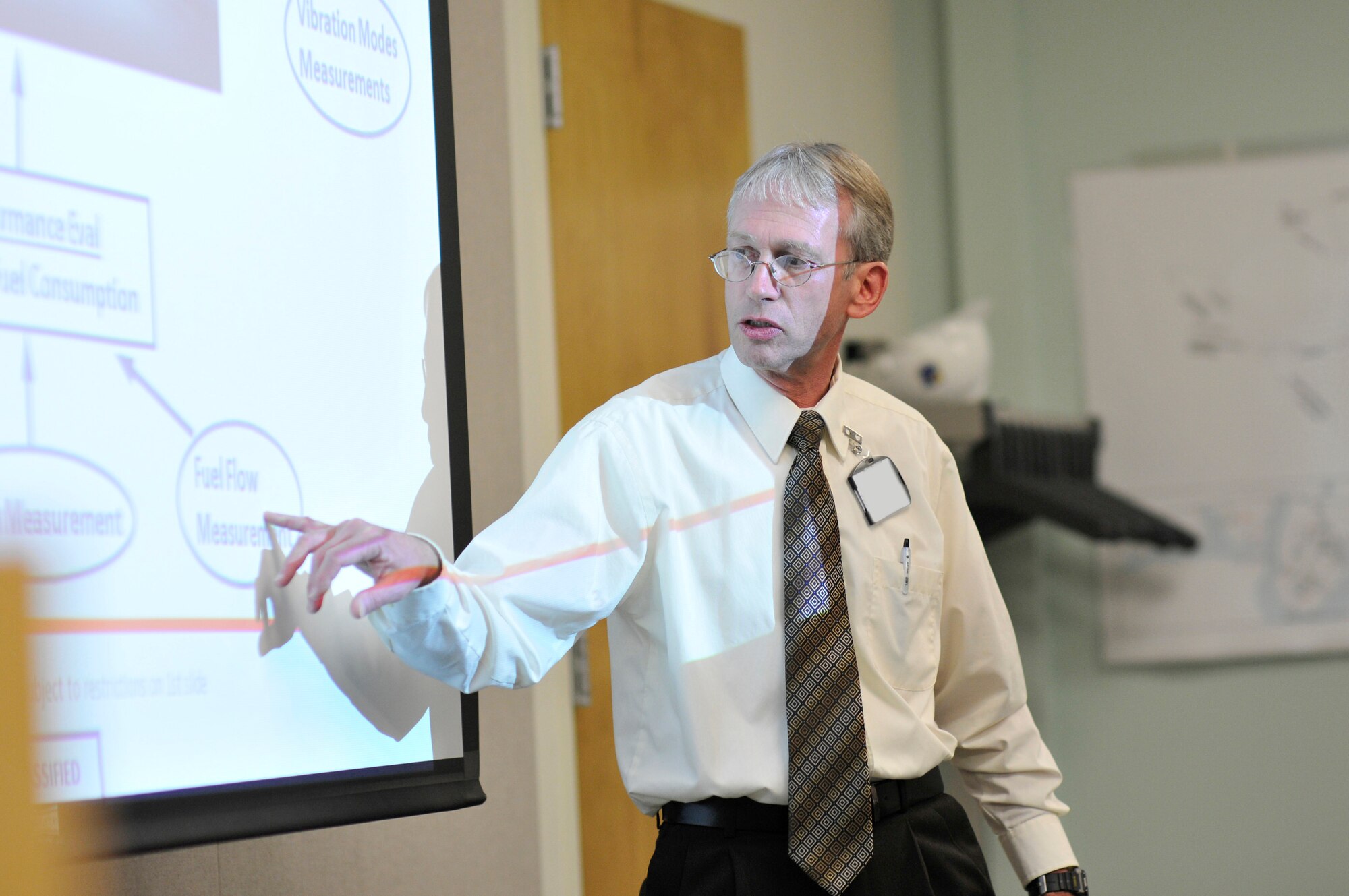David Beale, an ATA Technology and Analysis Branch program manager at AEDC, instructs participants at a recent Aeropropulsion Test and Evaluation Short Course on Airflow Measurement. (Photo by Rick Goodfriend)