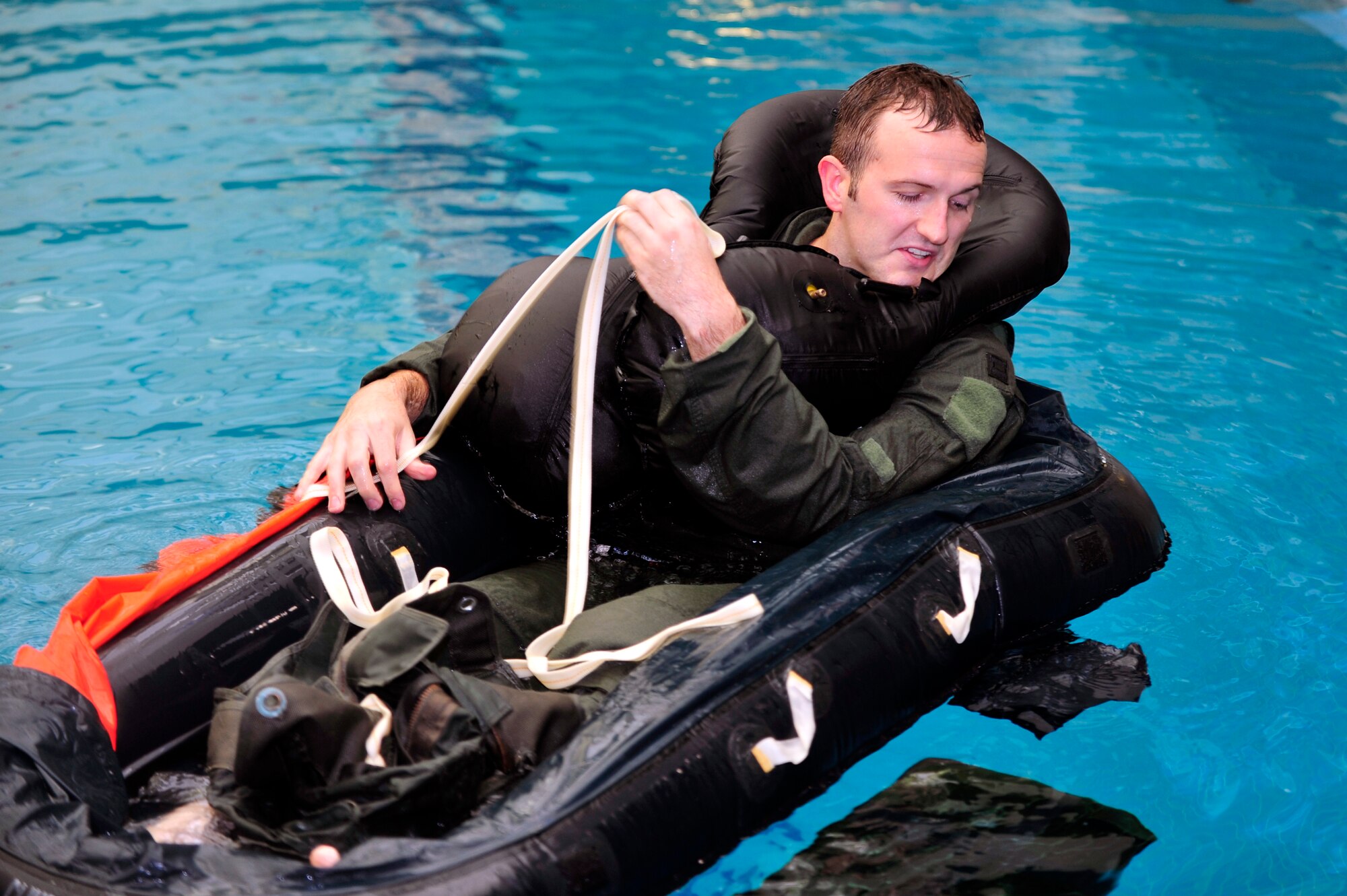 Water survival training provides aircrew with life-saving skills > Osan ...