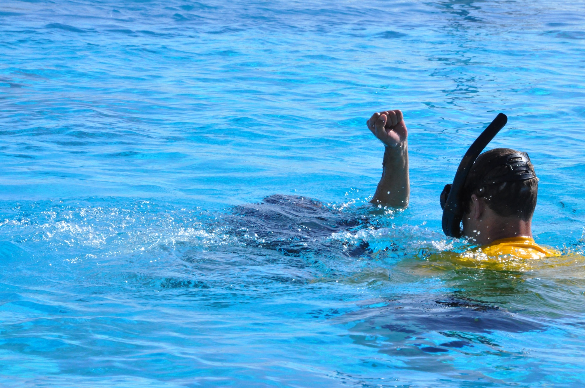 Master Sgt. Abel Martens, combat dive instructor, monitors an Airman’s ascent during dive training at the Naval Support Activity Panama City, Oct. 25. (U.S. Air Force photo by Airman 1st Class Christopher Reel)