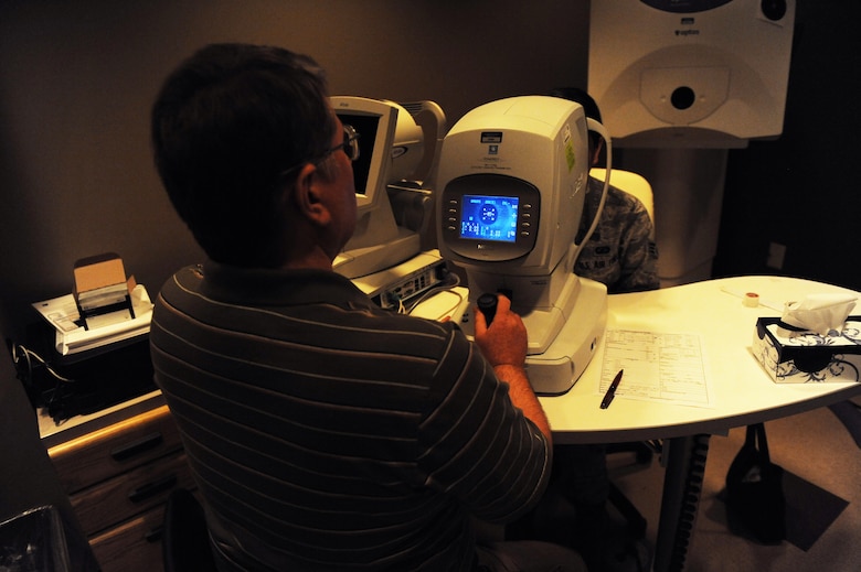 A paraoptometric technician in action