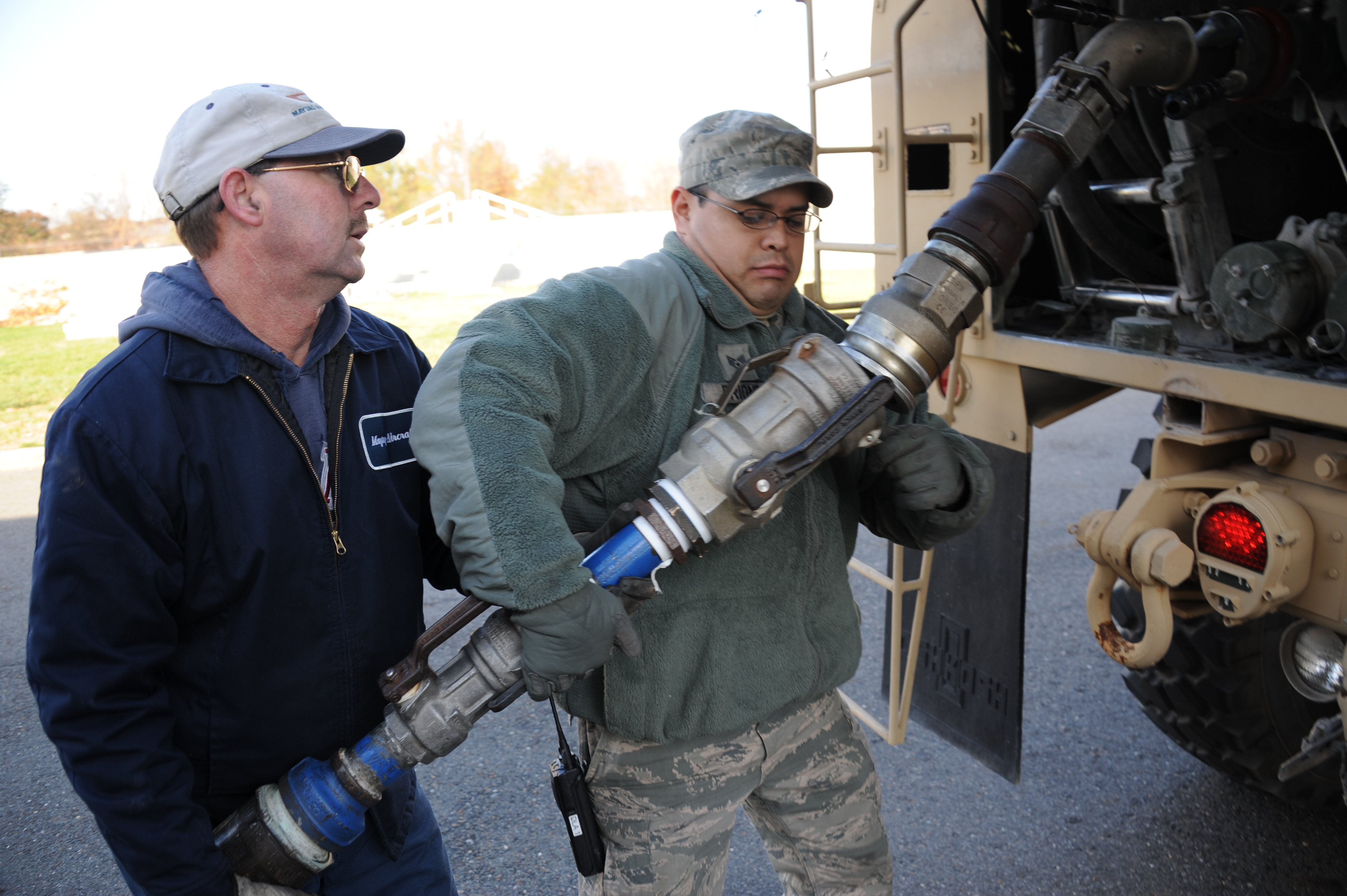 710th BSB, 87th LRS work together in HEMTT refueling > Marine Corps