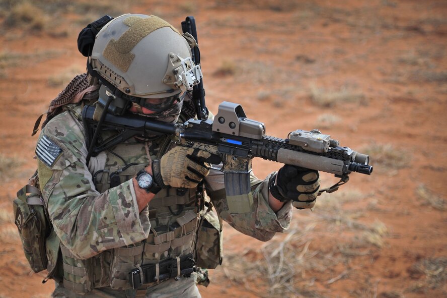 Un miembro del servicio de la Fuerza Aérea de los EE. UU. Se prepara para disparar municiones simuladas para derrotar a las fuerzas contrarias durante un ejercicio en Melrose Air Force Range, NM, 8 de noviembre de 2012. Las Fuerzas de Operaciones Especiales utilizan el terreno accidentado y el diseño exclusivo del recorrido para realizar entrenamientos realistas.  (Foto de la Fuerza Aérea de los Estados Unidos / Airman 1st Class Alexxis Pons Abascal)  