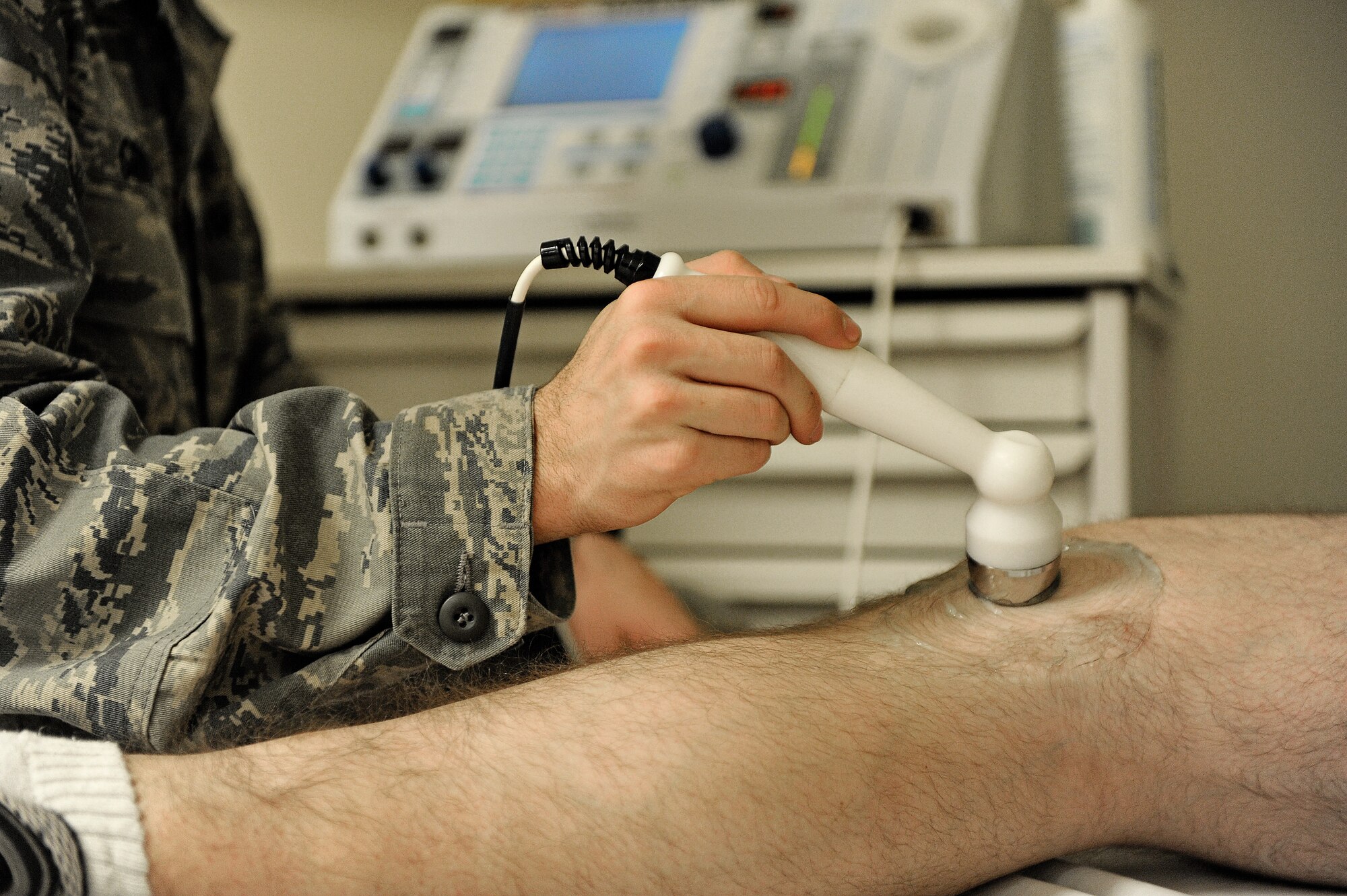 Airman 1st Class Cole Griffin, 375th Medical Operations Squadron physical therapy technician, performs an ultrasound on a patient's knee Nov. 13 at Scott Air Force Base, Ill. Ultrasounds produce pictures of the inside of the body using sound waves and help physicians evaluate symptoms such as pain, swelling and infection. (U.S. Air Force photo/Airman Kris Lynch) 