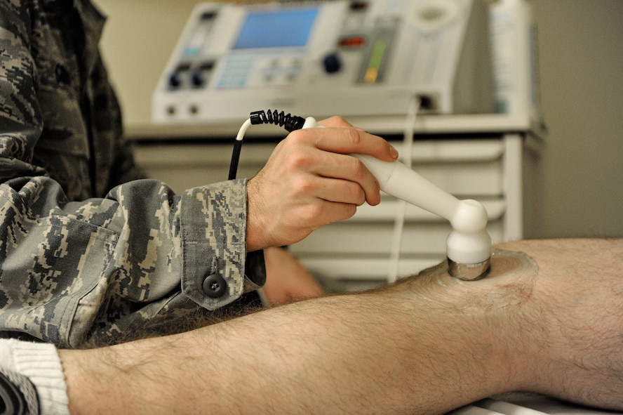Airman 1st Class Cole Griffin, 375th Medical Operations Squadron physical therapy technician, performs an ultrasound on a patient's knee Nov. 13 at Scott Air Force Base, Ill. Ultrasounds produce pictures of the inside of the body using sound waves and help physicians evaluate symptoms such as pain, swelling and infection. (U.S. Air Force photo/Airman Kris Lynch) 