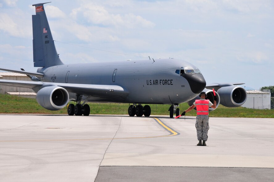 AN AIRMAN WITH THE 134TH AIR REFUELING WING MARSHALS IN A KC-135R STRATOTANKER DURING AN EXERCISE AT MCGHEE TYSON AIR NATIONAL GUARD BASE, KNOXVILLE, TENNESSEE.