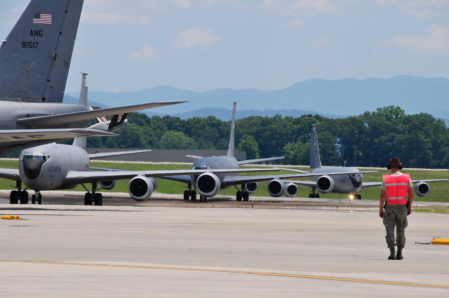 A KC-135R STRATOTANKER FROM THE 134TH AIR REFUELING WING LANDS AT MCGHEE TYSON AIR NATIONAL GUARD BASE, KNOXVILLE, TENNESSEA KC-135R STRATOTANKER FROM THE 134TH AIR REFUELING WING TAXIES AT MCGHEE TYSON AIR NATIONAL GUARD BASE, KNOXVILLE, TENNAN AIRCRAFT MAINTAINER WITH THE 134TH AIR REFUELING WING LOOKS ON AS A LINE OF KC-135R STRATOTANKER AIRCRAFT TAXI ONTO THE RAMP DURING AN EXERCISE AT MCGHEE TYSON AIR NATIONAL GUARD BASE, KNOXVILLE, TENNESSEE. 