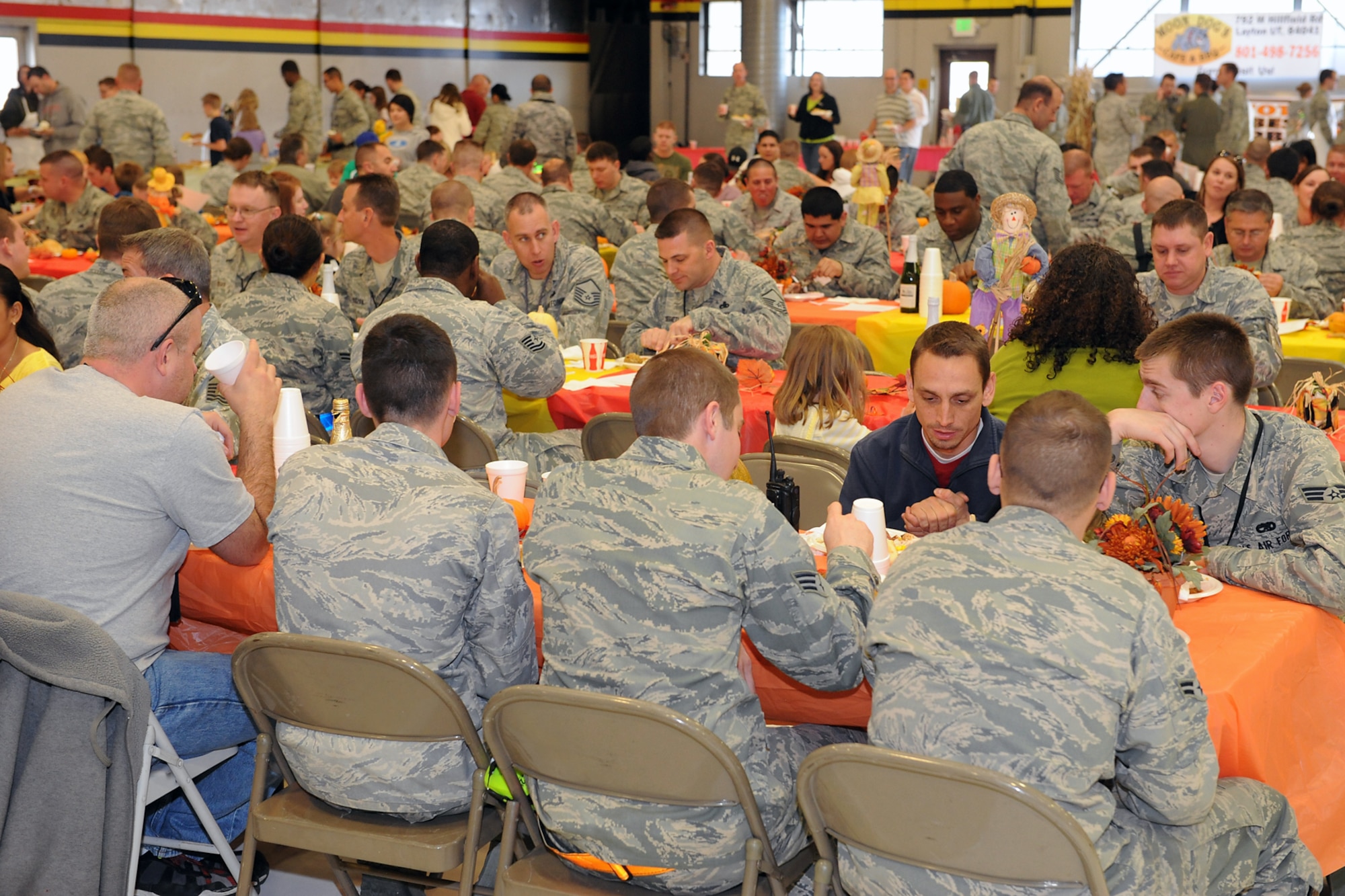 Reserve and active duty Airmen dine together during the 419th and 388th Fighter Wings’ combined Thanksgiving celebration here today. Hundreds and Airmen and their families were served by volunteers from the community, as well as wing leadership. (U.S. Air Force photo/Alex Lloyd)