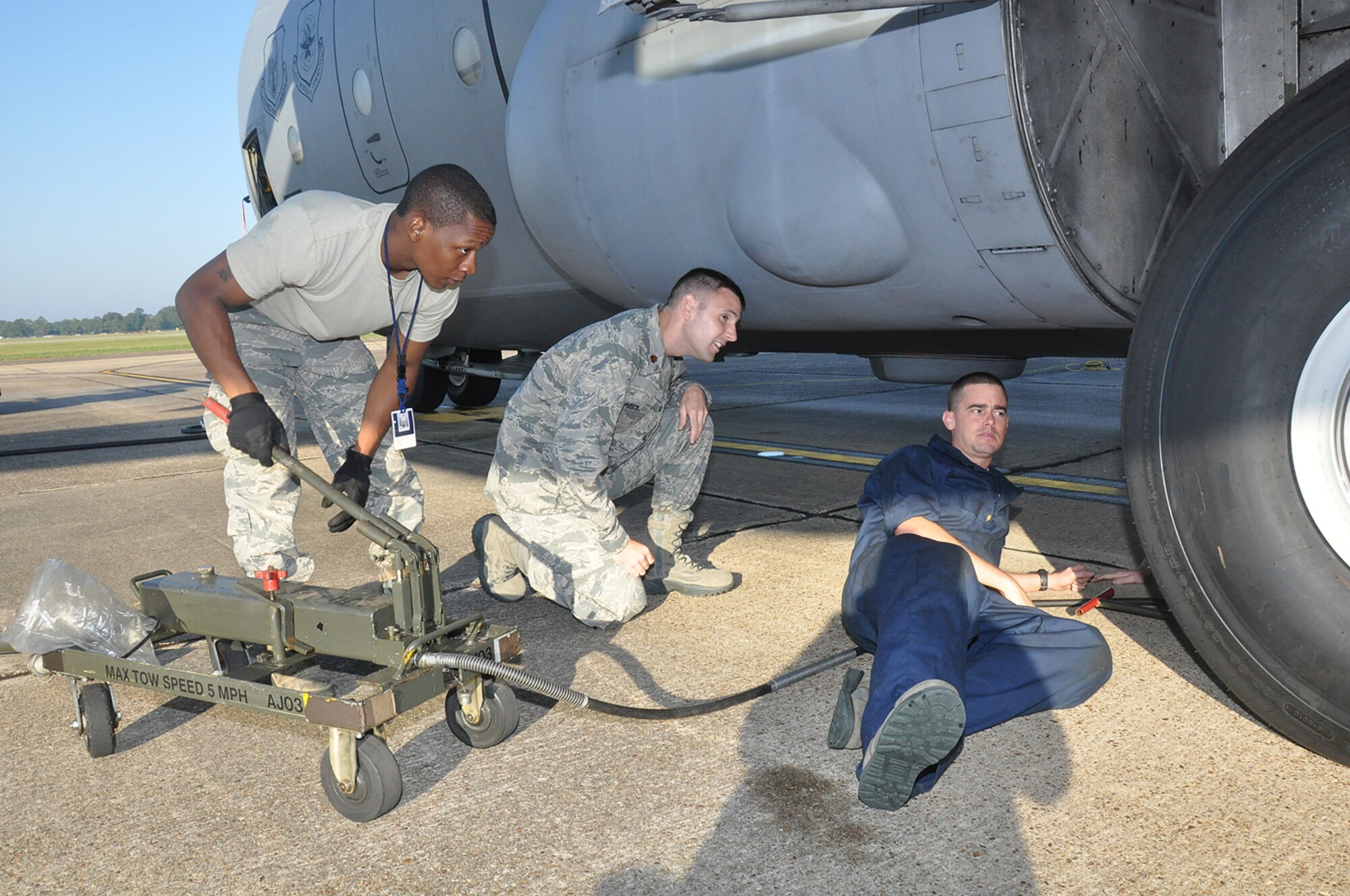 MXG ops boss receives General Lew Allen Jr. Award > 908th Flying