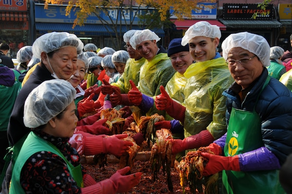 FED volunteers make kimchi with Jung-gu District Mayor Choi Chang-sik Nov. 22.  Members of FED volunteered to help make kimchi for local charities as part of the Good Neighbor Program. 
