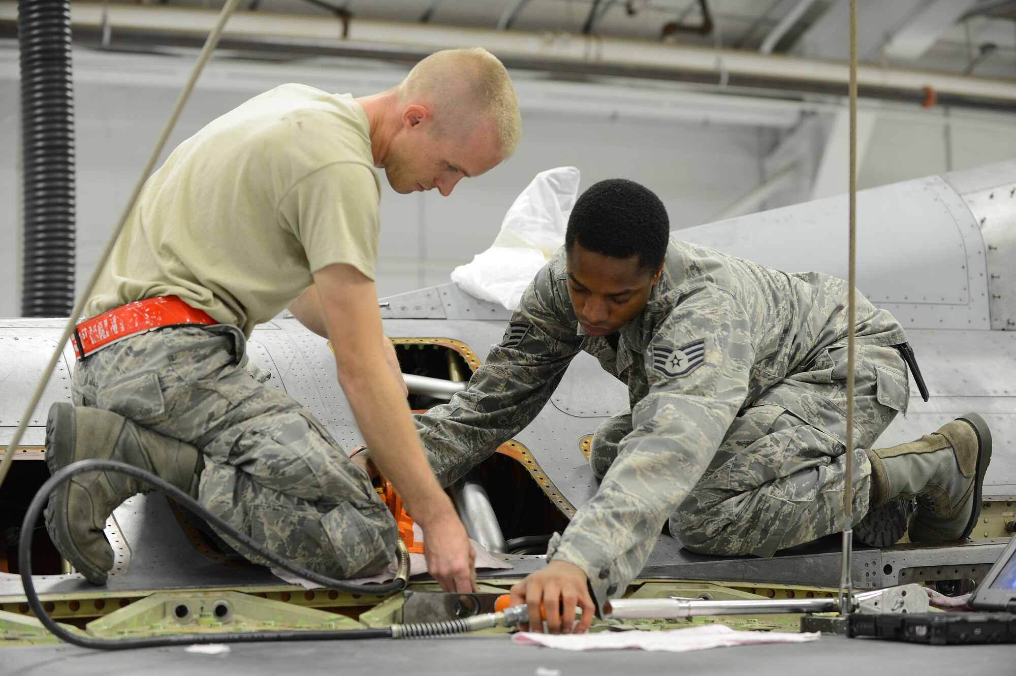 U.S. Air Force Airmen assigned to the 20th Maintenance Group remove the wing on a F-16 Fighting Falcon at Shaw Air Force Base, S.C., Nov. 19, 2012. The wing was replaced because of an internal leak, which needed further maintenance. (U.S. Air Force photo by Airman Nicole Sikorski/Released)