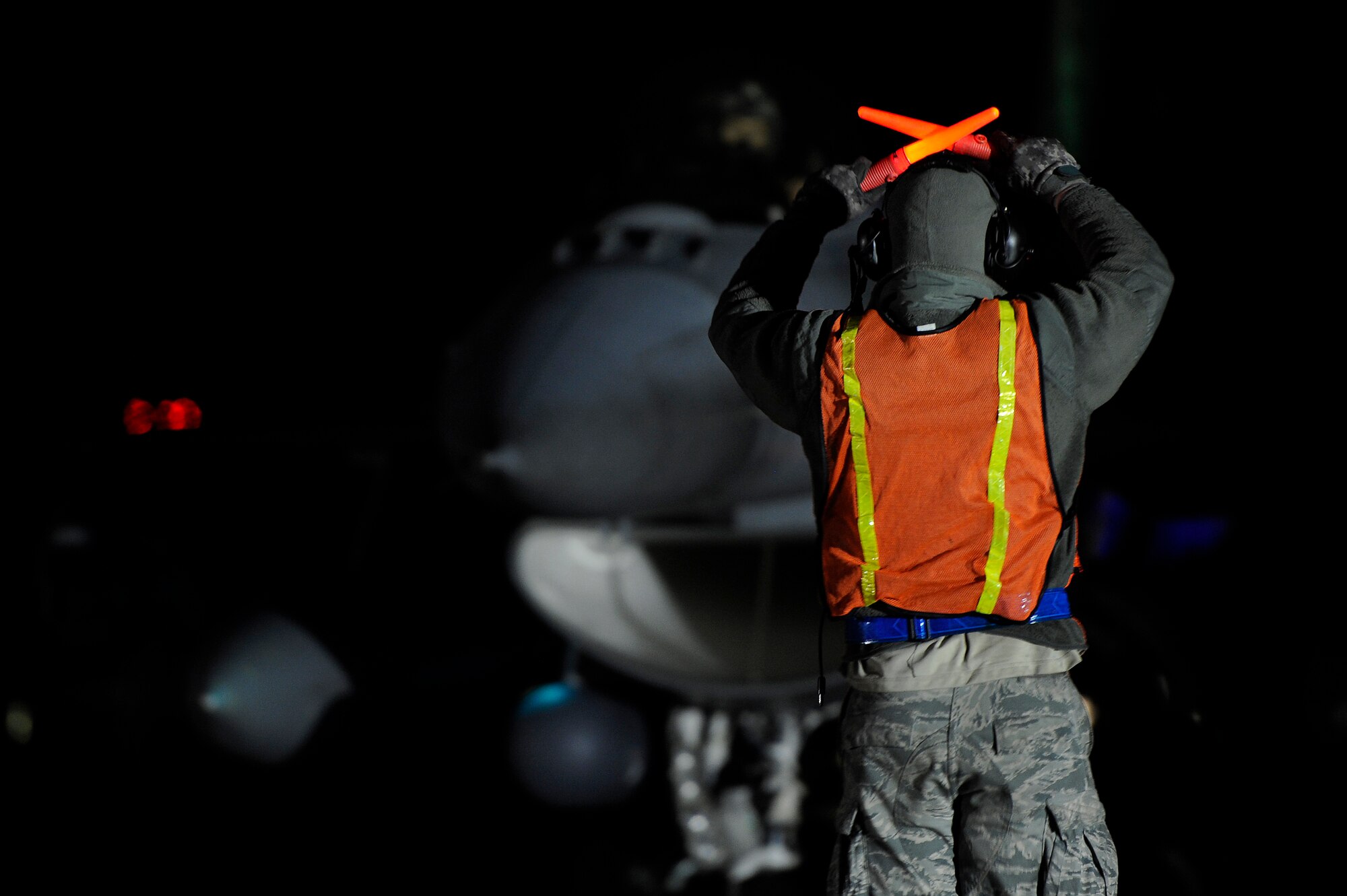 U.S. Air Force Senior Airman Aaron Simonson, 20th Aircraft Maintenance Squadron crew chief, marshals 1st Lt. Josh Reddis, F-16 Fighting Falcon pilot, into the hot pit in order for Reddis jet to be refueled, Nov. 8, 2012, Shaw Air Force Base, S.C. Hot pit refueling is a procedure usually performed in a combat situation to rapidly refuel aircraft while their engines are running, resulting in a speedy refuel to thrust pilots right back into the fight. Refueling specialists, crew chiefs and pilots assigned to the 20th Fighter Wing practice this procedure to keep their skills sharp and aid in the effort to provide combat-ready air power at a moment’s notice. (U.S. Air Force photo by Staff Sgt. Kenny Holston/Released)