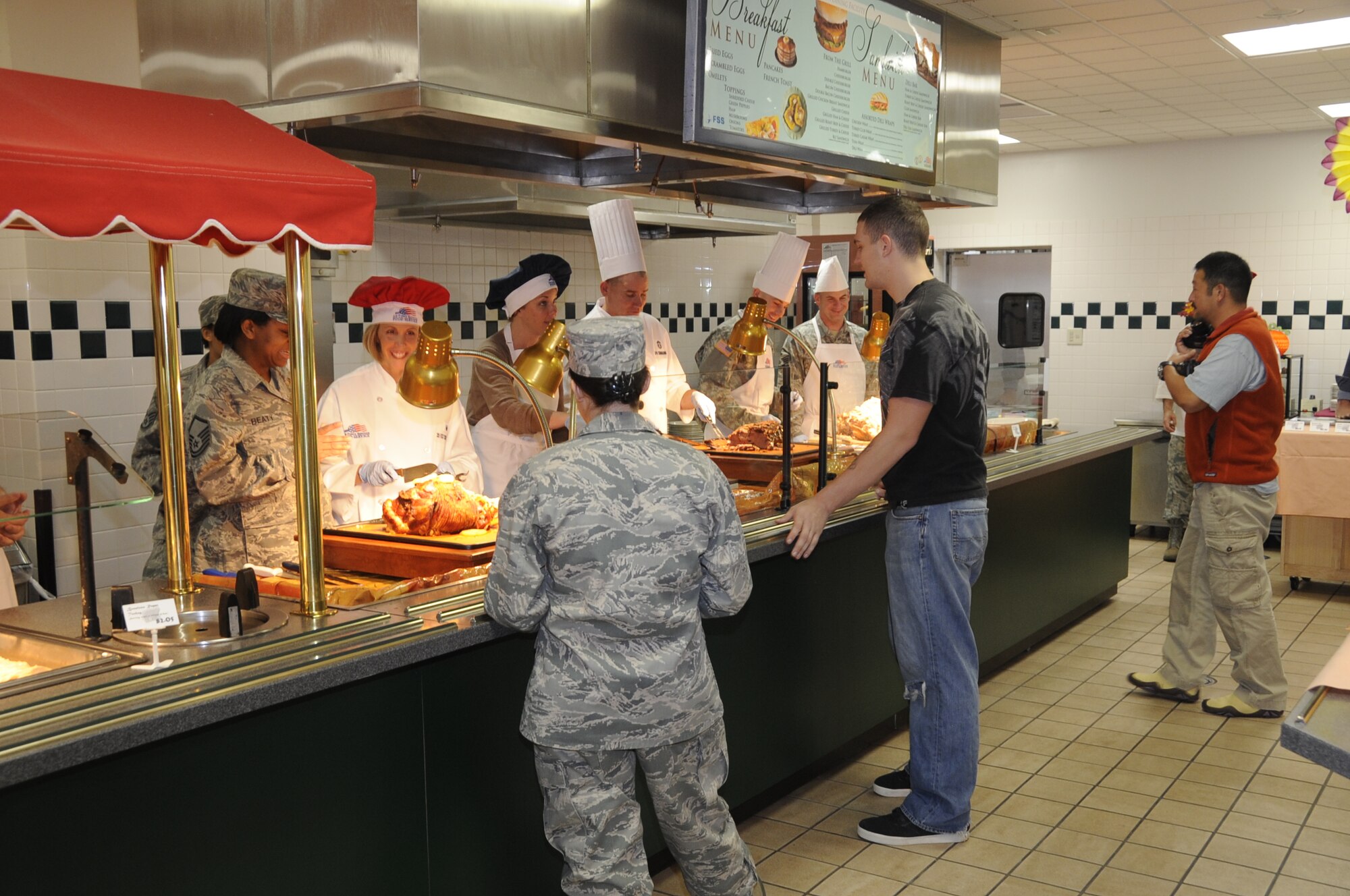 Leadership serve Airmen this Thanksgiving > Misawa Air Base > Article
