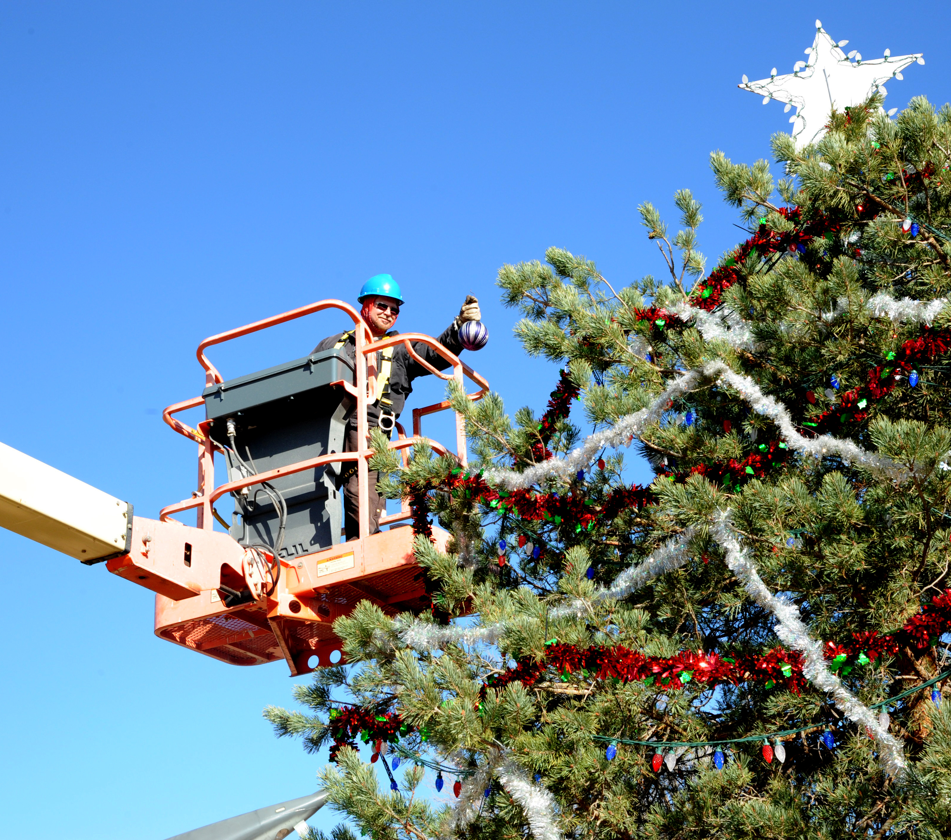Base Christmas Tree lights up during ceremony Wednesday > Vance Air