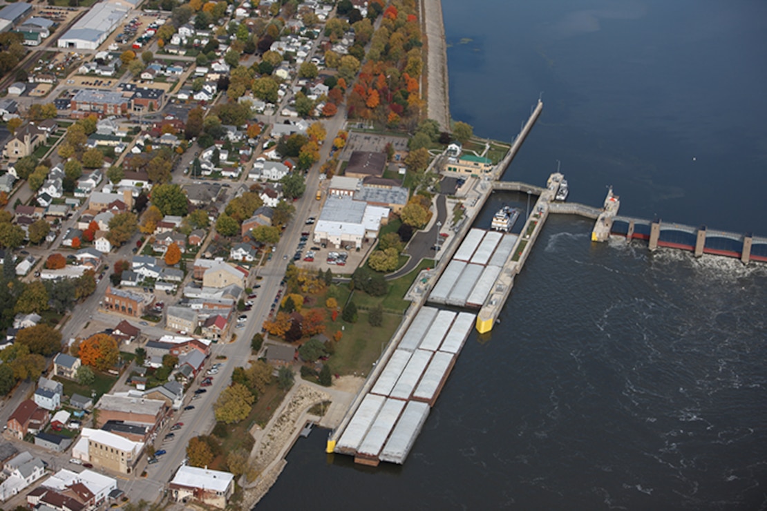 Lock and Dam 10, Guttenburg, Iowa. Upper Mississippi River mile 615.0