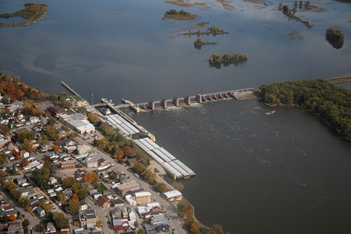 Lock and Dam 10, Guttenburg, Iowa. Upper Mississippi River mile 615.0