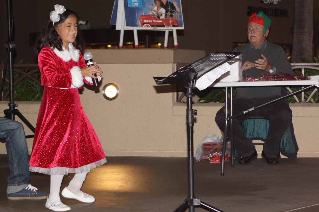 Arianne R. Mendoza, 11, sings the holiday tune “Feliz Navidad” during the 6th Annual Holiday Tree Lighting at the Regal Cinemas courtyard here Nov.29.
