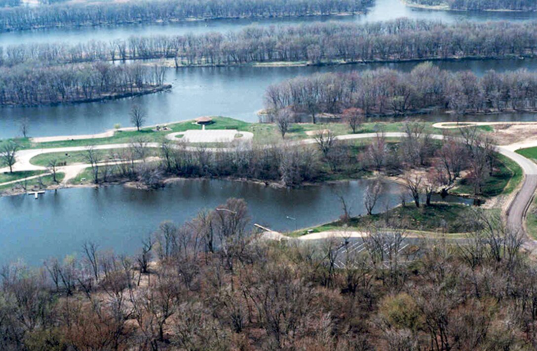 Blackhawk Park on the Mississippi River. The St. Paul District operates 49 recreation areas, ranging from public landings along the Mississippi River to lock and dam visitor centers to full-service campgrounds. These recreation areas are an important component of the region’s tourism industry, and the impact on the local and regional economies is significant. 