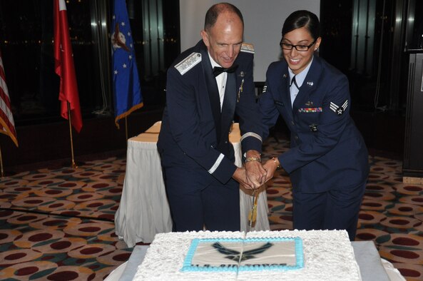 Lt. Gen. Ralph Jodice II (left), NATO Headquarters Allied Air Command Izmir commander, and Senior Airman Anjioulet Petsalis (right), 425th Air Base Squadron Security Forces flight, cut a cake during the Air Force Ball Sept. 21, 2012. It is tradition that the highest and the lowest ranking members on base cut the cake during Air Force birthday celebrations. (Photo by Tanju Varlikli) 