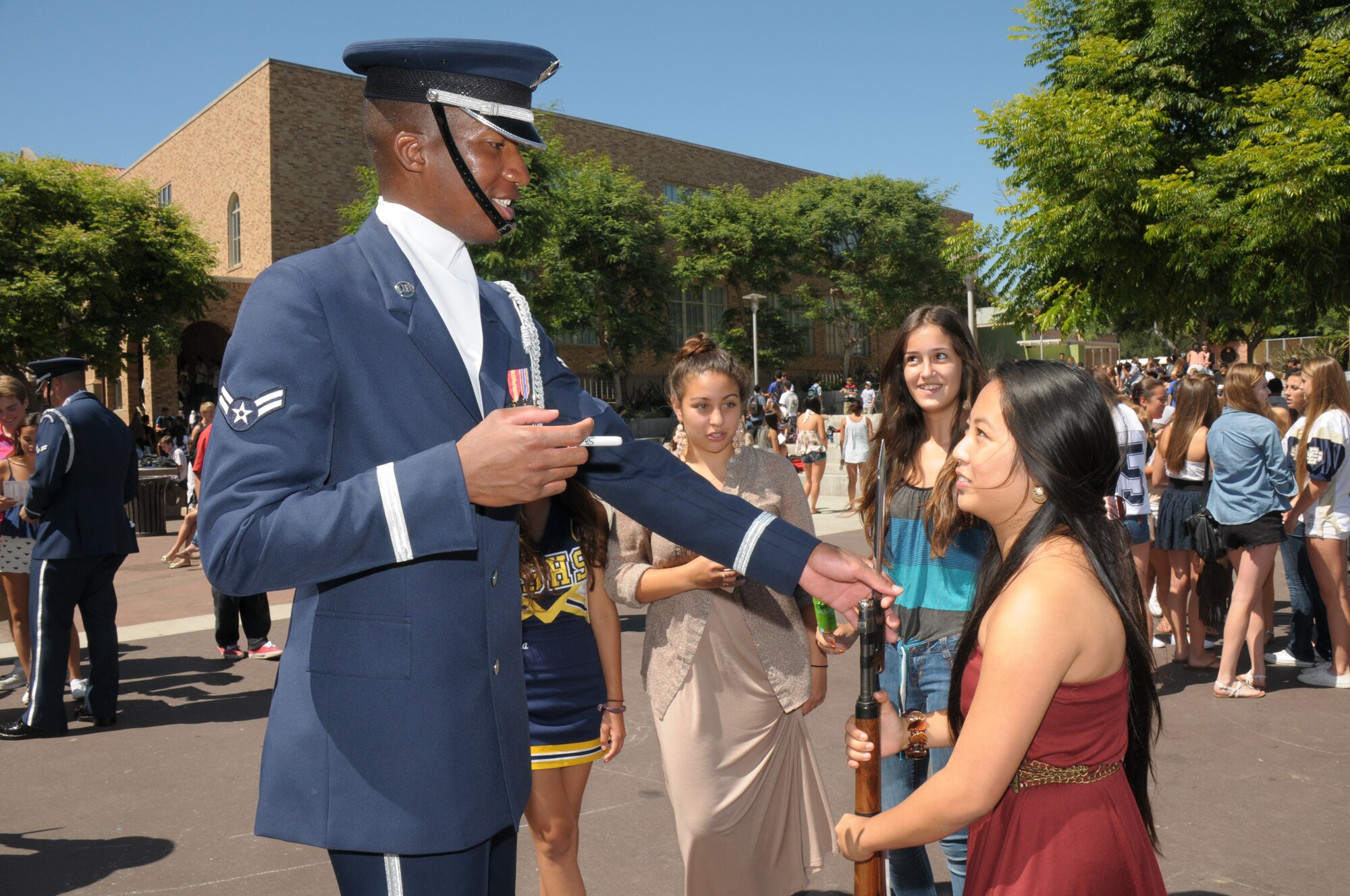 A member of the Air Force Drill Team talks with El Segundo High School students following a performance at the school, Sept. 14. (Photo by Joe Juarez)