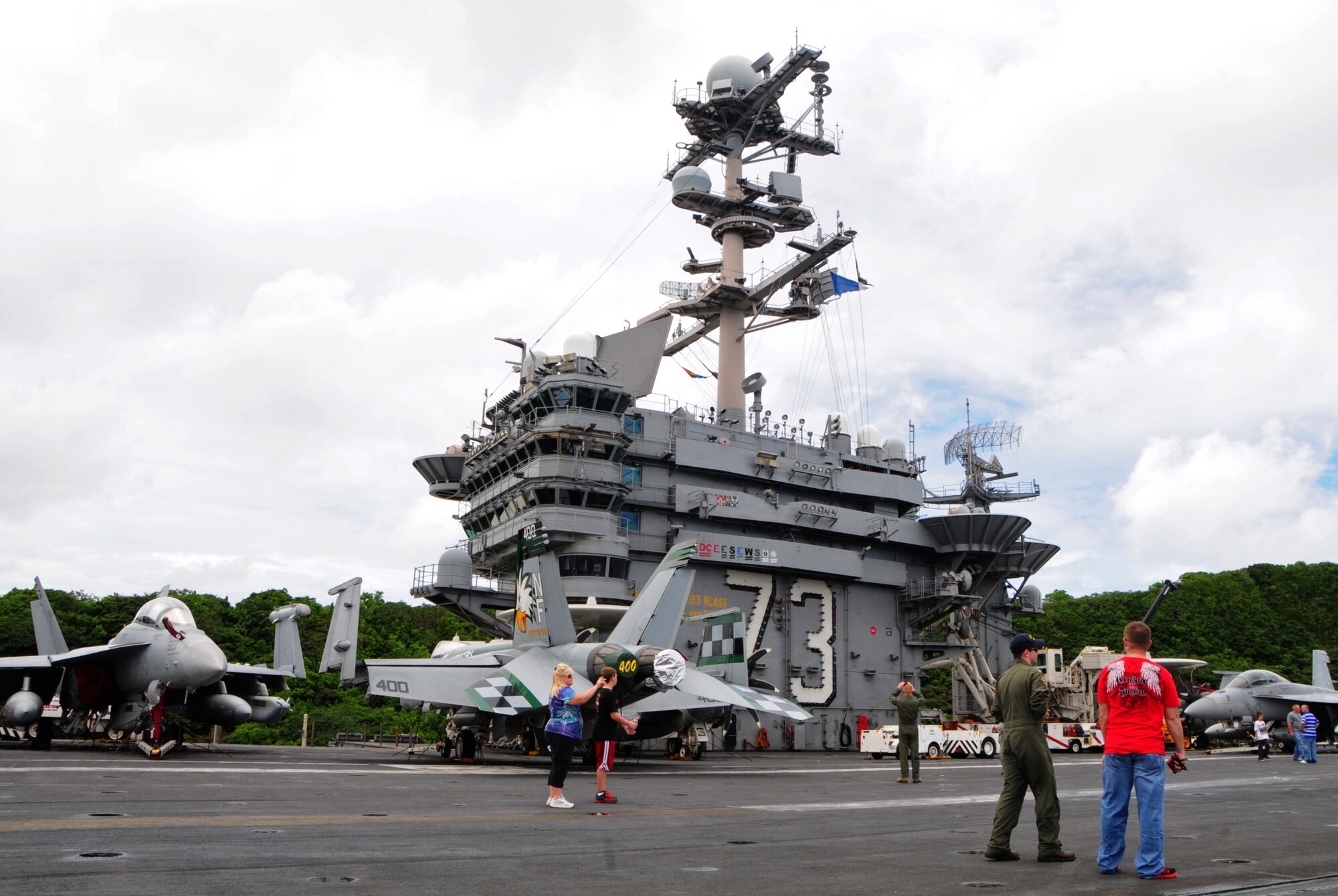 NAVAL BASE, Guam – Andersen Air Force Base personnel and their families see naval aircraft up close during a tour of the USS George Washington (CVN 73) here, Sept. 22. During the tour, Airmen and their families were shown different parts of the carrier. (U.S. Air Force photo by Airman 1st Class Marianique Santos/Released)