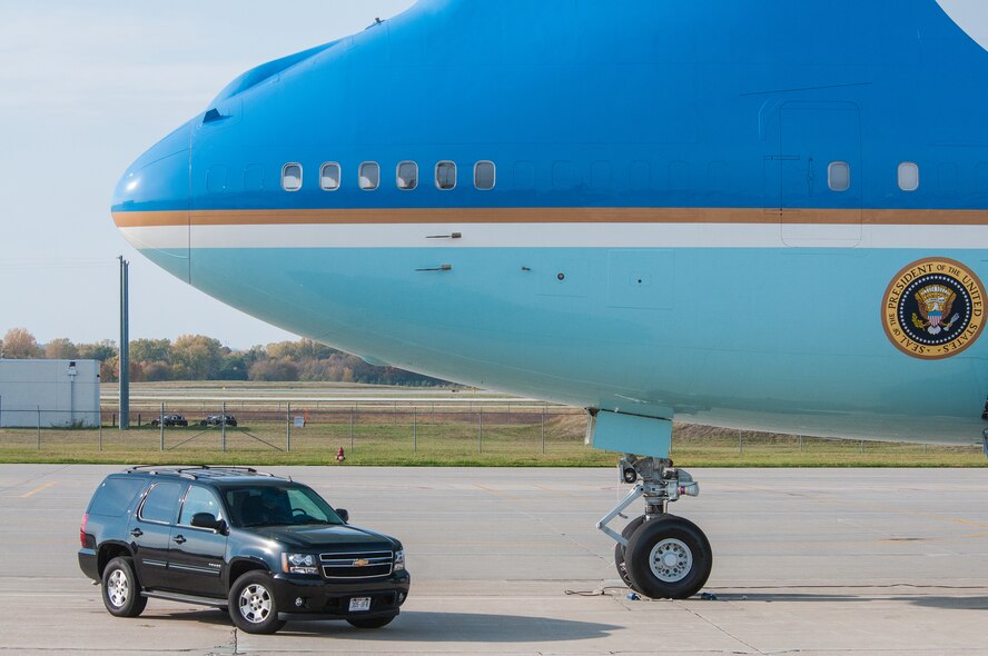 A Secret Service detail awaits the Presidents return to Truax Field, in front of Air Force One Madison, Wisc., October 4, 2012. The President visted the base prior to speaking at Bascom Hill on the University of Wisconsin-Madison campus. (U.S. Air Force photo by Tech Sgt. Ashley Bell)