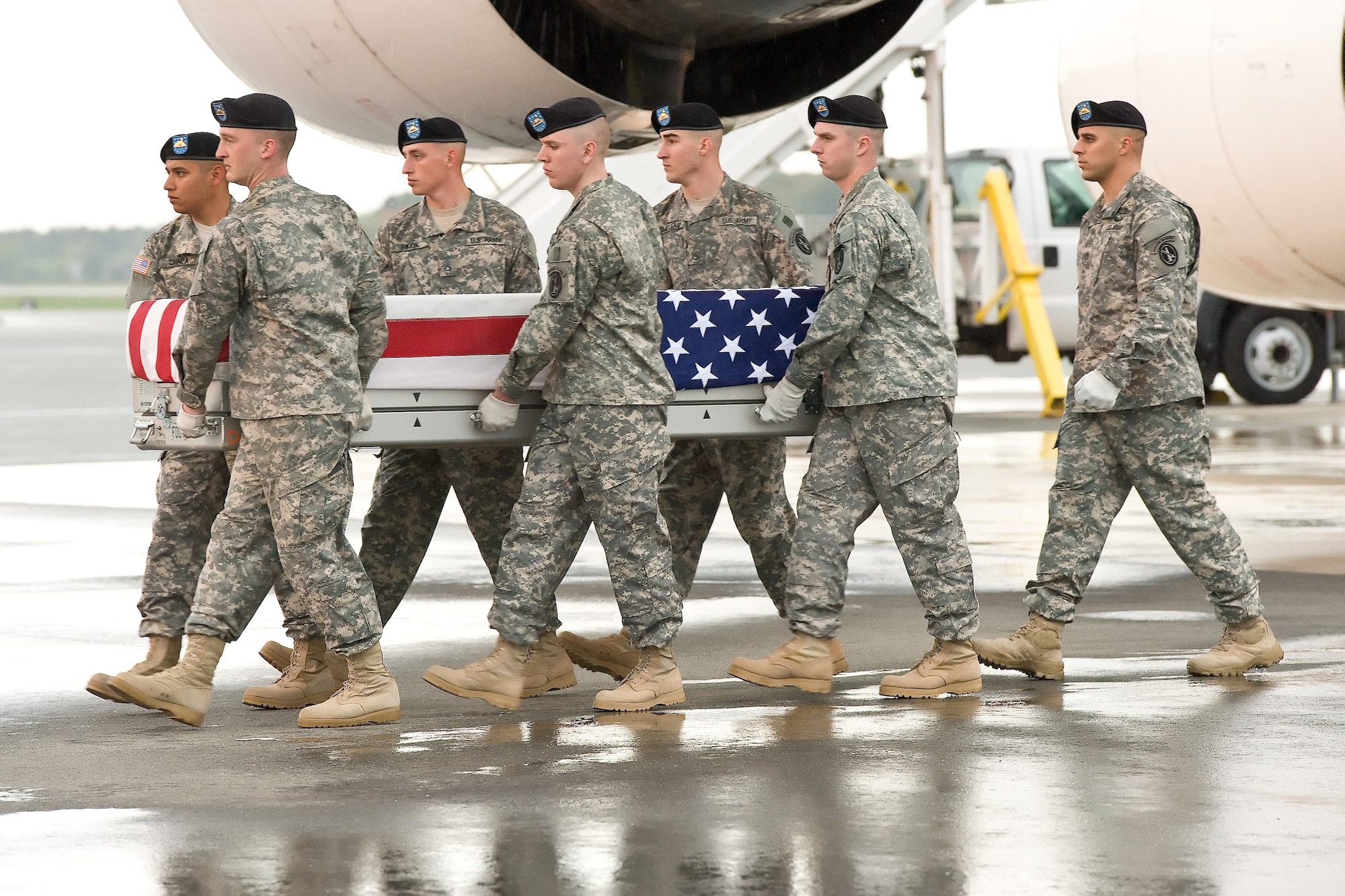 A U.S. Army carry team transfers the remains of Army Staff Sgt. Justin C. Marquez, of Aberdeen, N.C., at Dover Air Force Base, Del., Oct. 8, 2012. Marquez was assigned to the 1st Special Forces Battalion, 3rd Special Forces Group (Airborne), Fort Bragg, N.C. (U.S. Air Force photo/Roland Balik)
