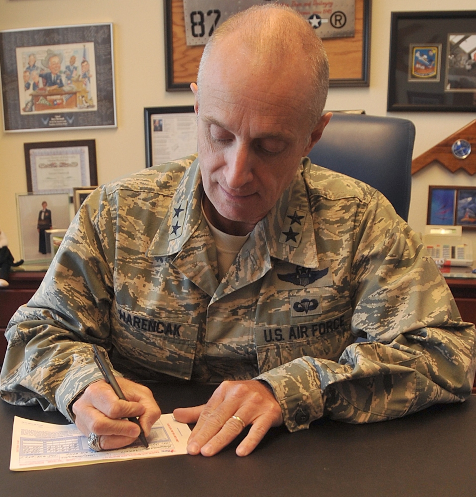 KIRTLAND AFB, N.M. -- Maj. Gen. Garrett Harencak, Air Force Nuclear Weapons Center commander, signs his Combined Federal Campaign form Oct. 4. The CFC runs through Nov. 14. (Photo by Todd Berenger)

